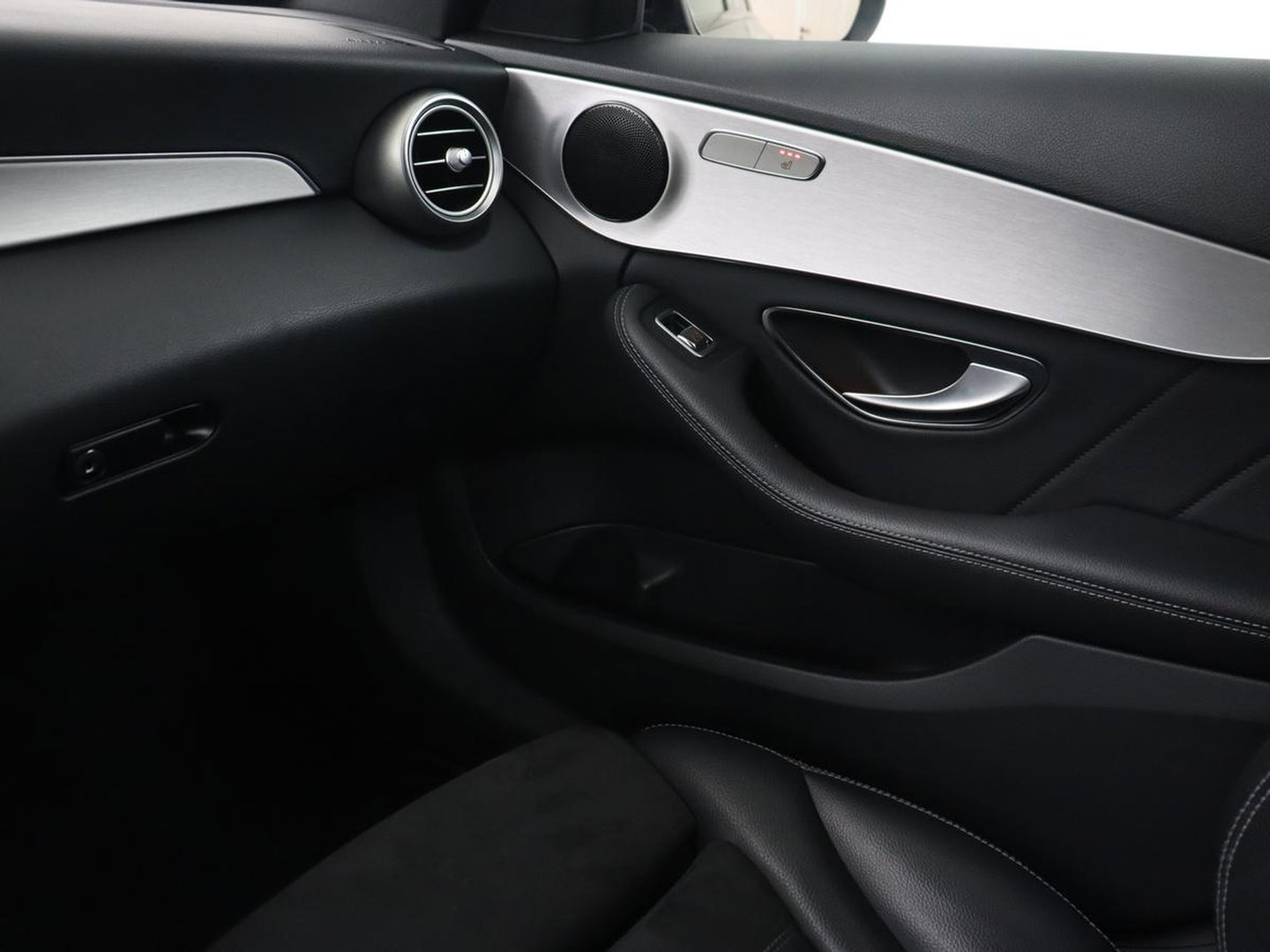 Mercedes-Benz C-Klasse 160 AMG Limited | Stoelverwarming | Leder/Alcantara | Camera | Carplay | Digital Cockpit | Navigatie | Park Assist | Full LED