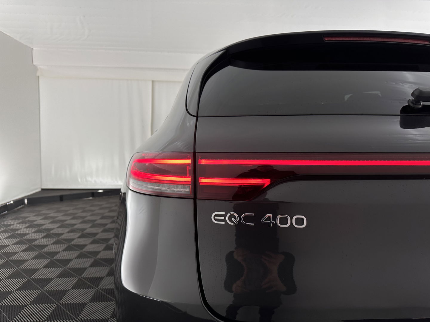 Mercedes-Benz EQC 400 4MATIC Business Solution Luxury 80 kWh {SOH-89%} (INCL.BTW) Aut.*LEATHER | FULL-LED | DISTRONIC | BLINDSPOT | HEATED-COMFORTSEATS | DIGI-WIDESCREEN | DAB+ | KEYLESS | AMBIENTLIGHT | NAVI-FULLMAP | ECC | PRIVACY-GLASS | PDC | 20''ALU*