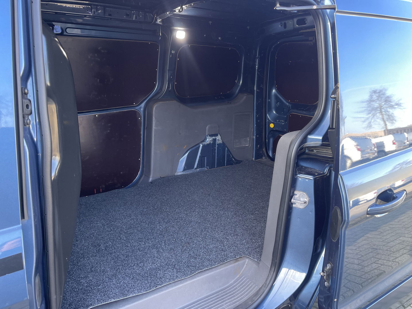 Ford Transit Connect 1.5 EcoBlue L2 Sport automaat / vaste prijs rijklaar € 14.950 ex btw / lease vanaf € 252 / dubbele schuifdeur / blauw metallic / camera / trekhaak / stoelverwarming / euro 6 !