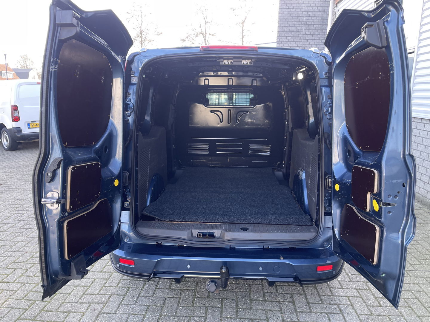 Ford Transit Connect 1.5 EcoBlue L2 Sport automaat / vaste prijs rijklaar € 14.950 ex btw / lease vanaf € 252 / dubbele schuifdeur / blauw metallic / camera / trekhaak / stoelverwarming / euro 6 !