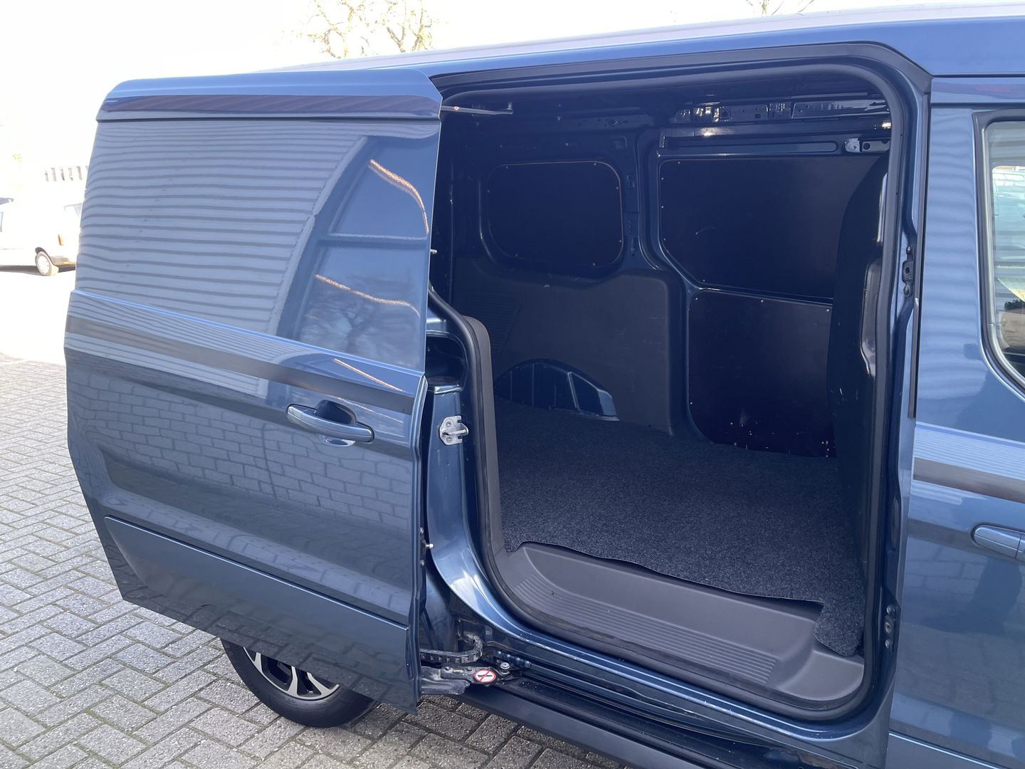 Ford Transit Connect 1.5 EcoBlue L2 Sport automaat / vaste prijs rijklaar € 14.950 ex btw / lease vanaf € 252 / dubbele schuifdeur / blauw metallic / camera / trekhaak / stoelverwarming / euro 6 !