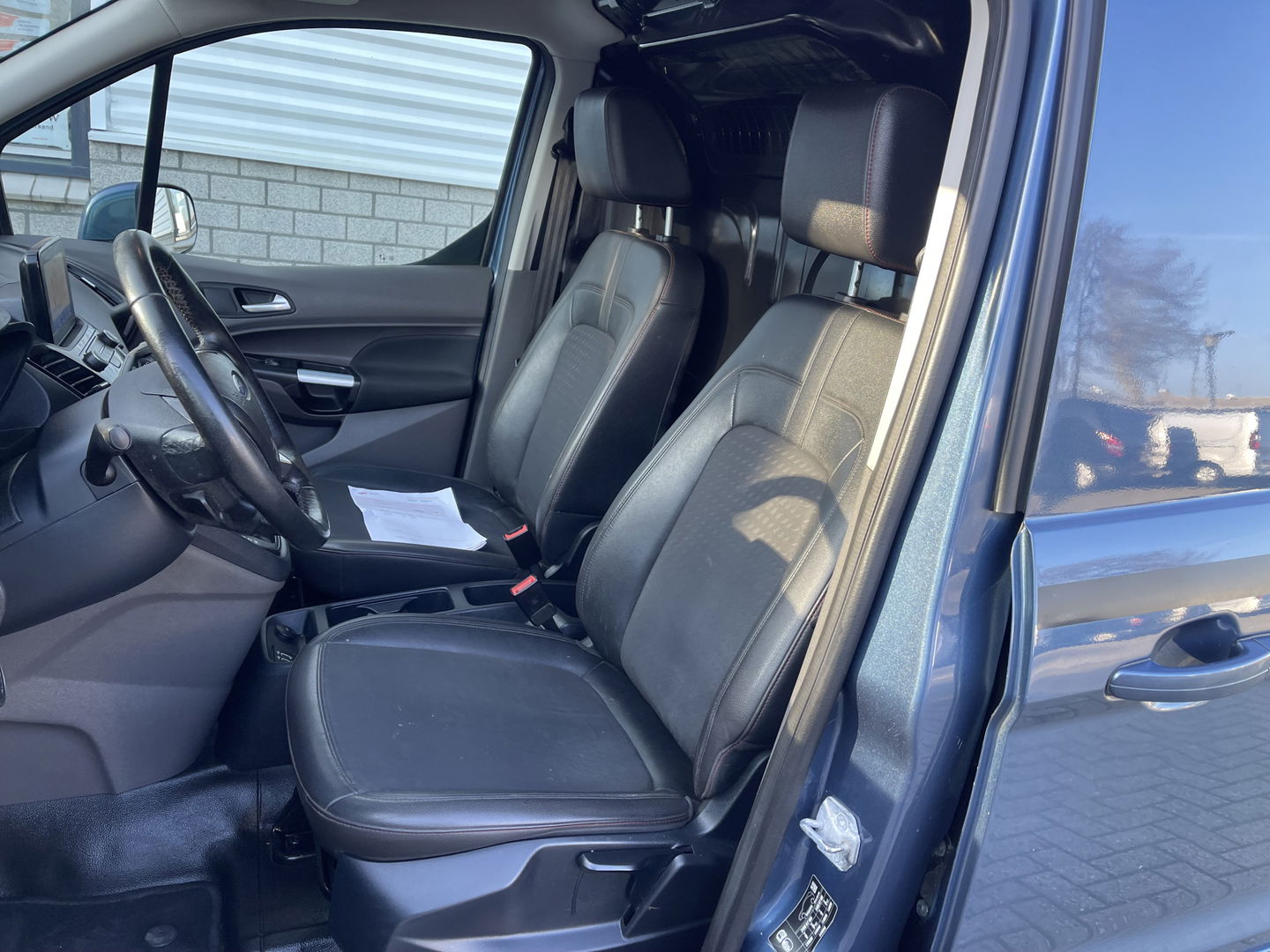 Ford Transit Connect 1.5 EcoBlue L2 Sport automaat / vaste prijs rijklaar € 14.950 ex btw / lease vanaf € 252 / dubbele schuifdeur / blauw metallic / camera / trekhaak / stoelverwarming / euro 6 !