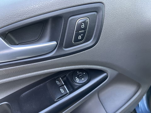 Ford Transit Connect 1.5 EcoBlue L2 Sport automaat / vaste prijs rijklaar € 14.950 ex btw / lease vanaf € 252 / dubbele schuifdeur / blauw metallic / camera / trekhaak / stoelverwarming / euro 6 !