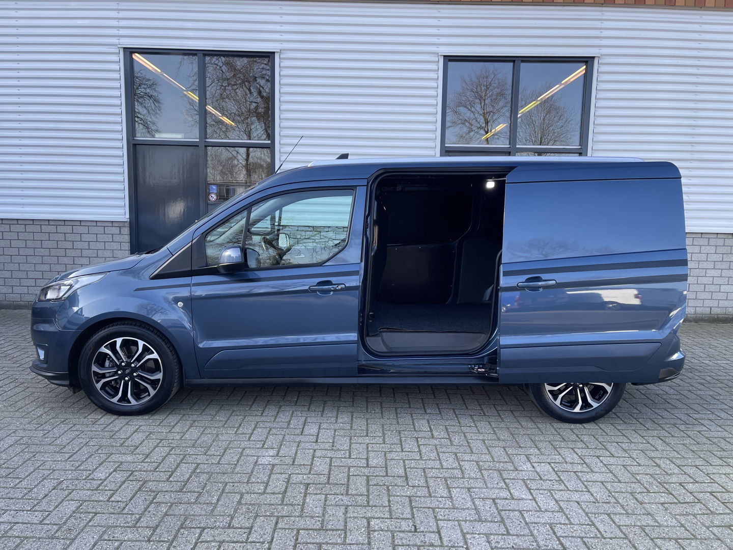 Ford Transit Connect 1.5 EcoBlue L2 Sport automaat / vaste prijs rijklaar € 14.950 ex btw / lease vanaf € 252 / dubbele schuifdeur / blauw metallic / camera / trekhaak / stoelverwarming / euro 6 !