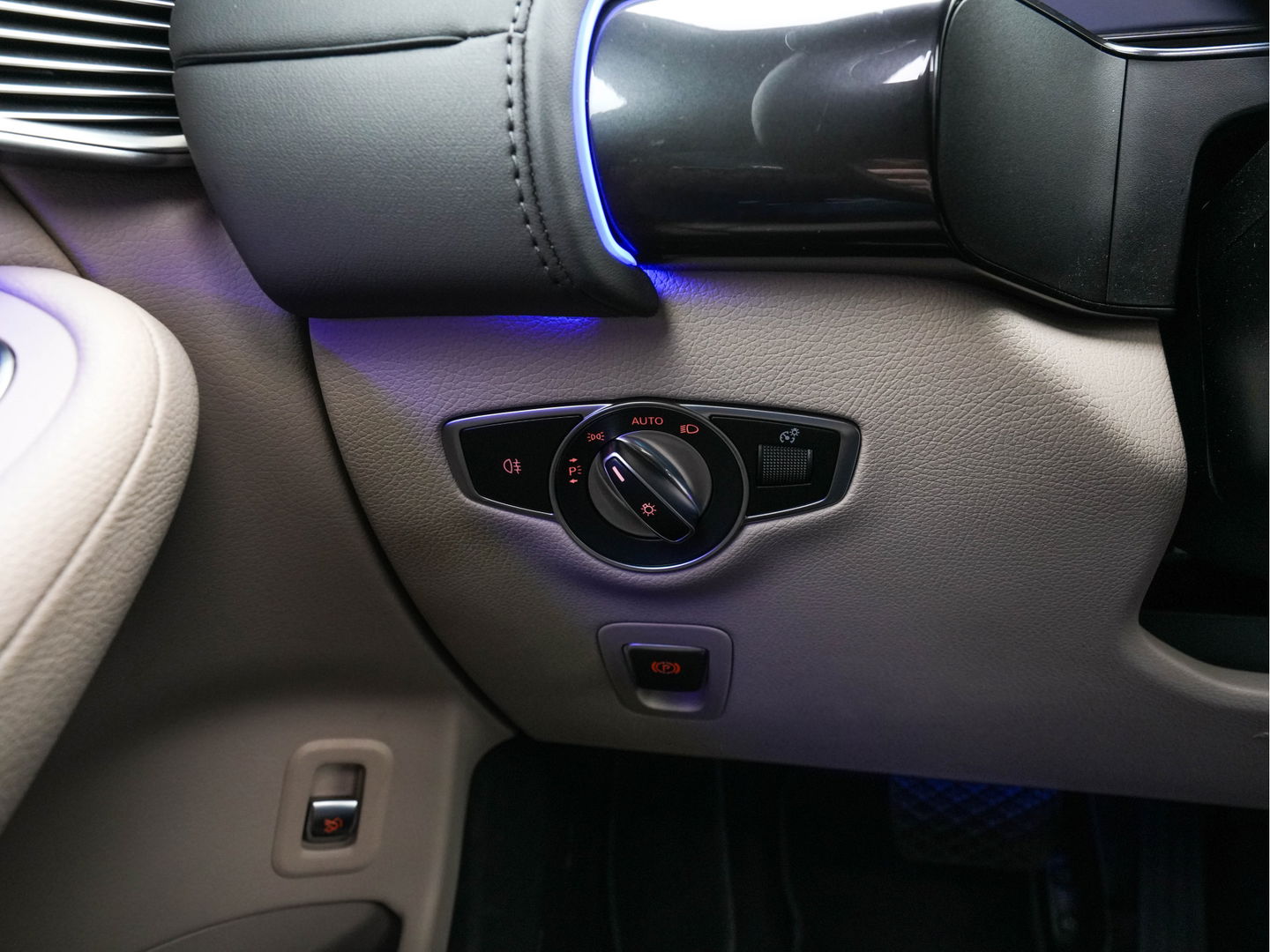 Mercedes-Benz EQC 400 4MATIC Business Solution 80 kWh {SOH-93%} (INCL-BTW) Aut *PANO | LEATHER | DIGI-WIDESCREEN | MEMORY-PACK | TOPVIEW | KEYLESS | HEATED-SPORTSEATS | DAB+ | PRIVACY-GLASS | TOWBAR | AMBIENTLIGHT | SHIFTPADDLES | 19' ALU*