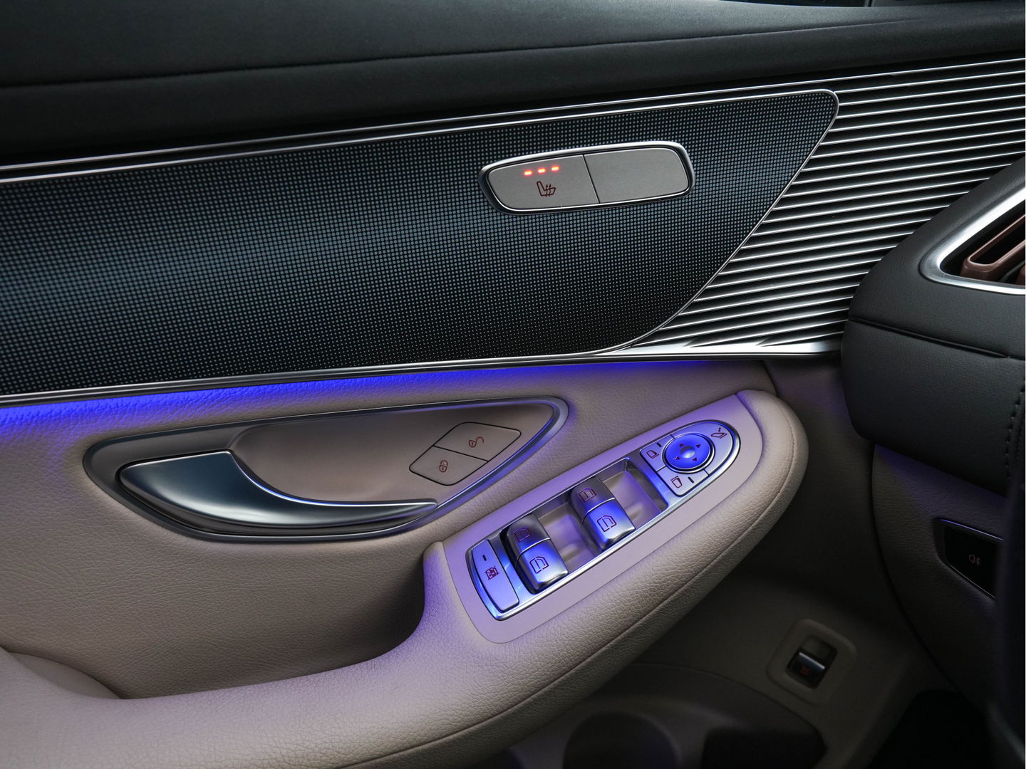 Mercedes-Benz EQC 400 4MATIC Business Solution 80 kWh {SOH-93%} (INCL-BTW) Aut *PANO | LEATHER | DIGI-WIDESCREEN | MEMORY-PACK | TOPVIEW | KEYLESS | HEATED-SPORTSEATS | DAB+ | PRIVACY-GLASS | TOWBAR | AMBIENTLIGHT | SHIFTPADDLES | 19' ALU*