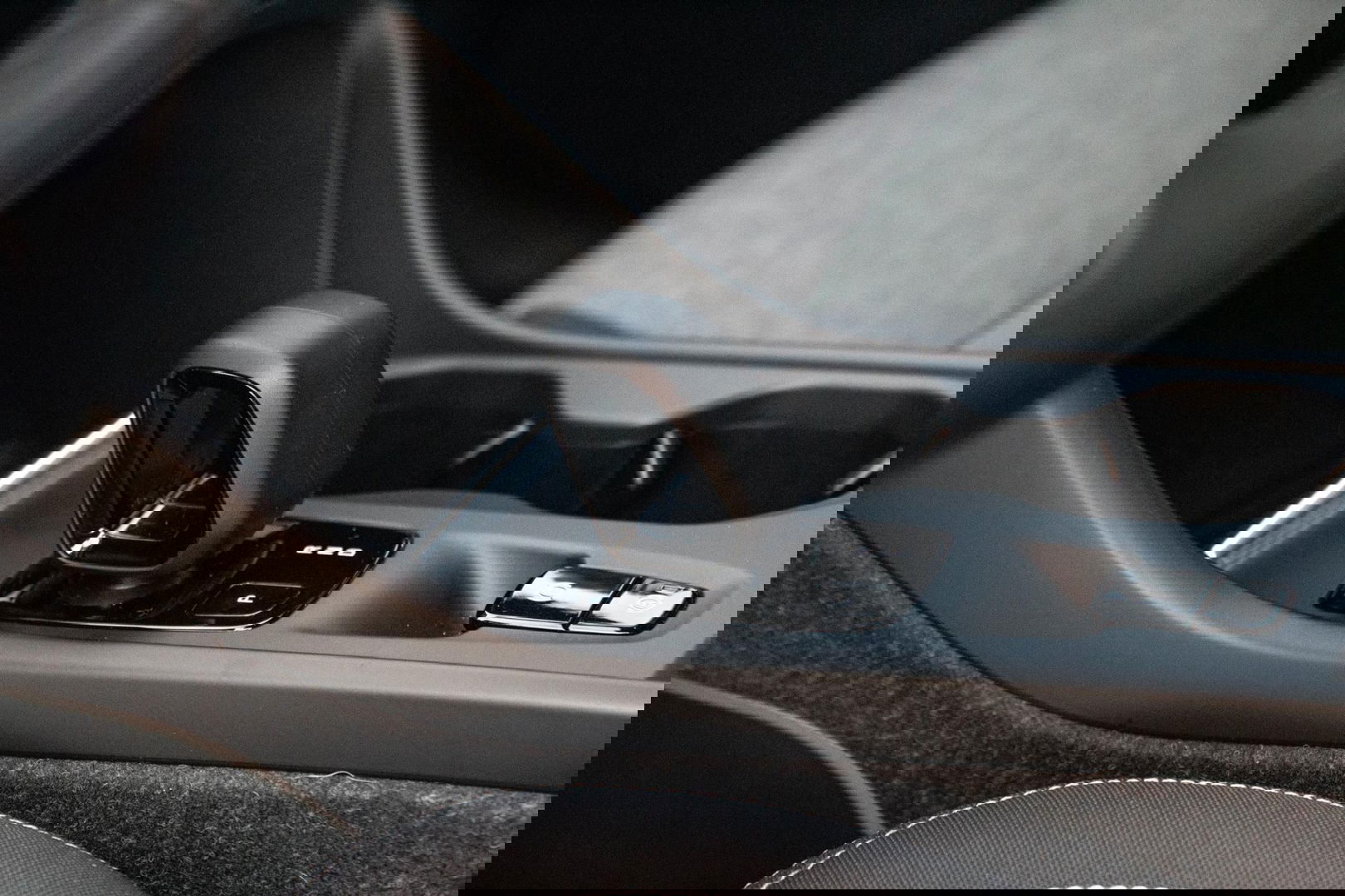 Volvo XC40 1.5 T4 Recharge Inscription Expression AUTOMAAT / PLUG IN HYBRID / NAVI / STOELVERWARMING / CAMERA