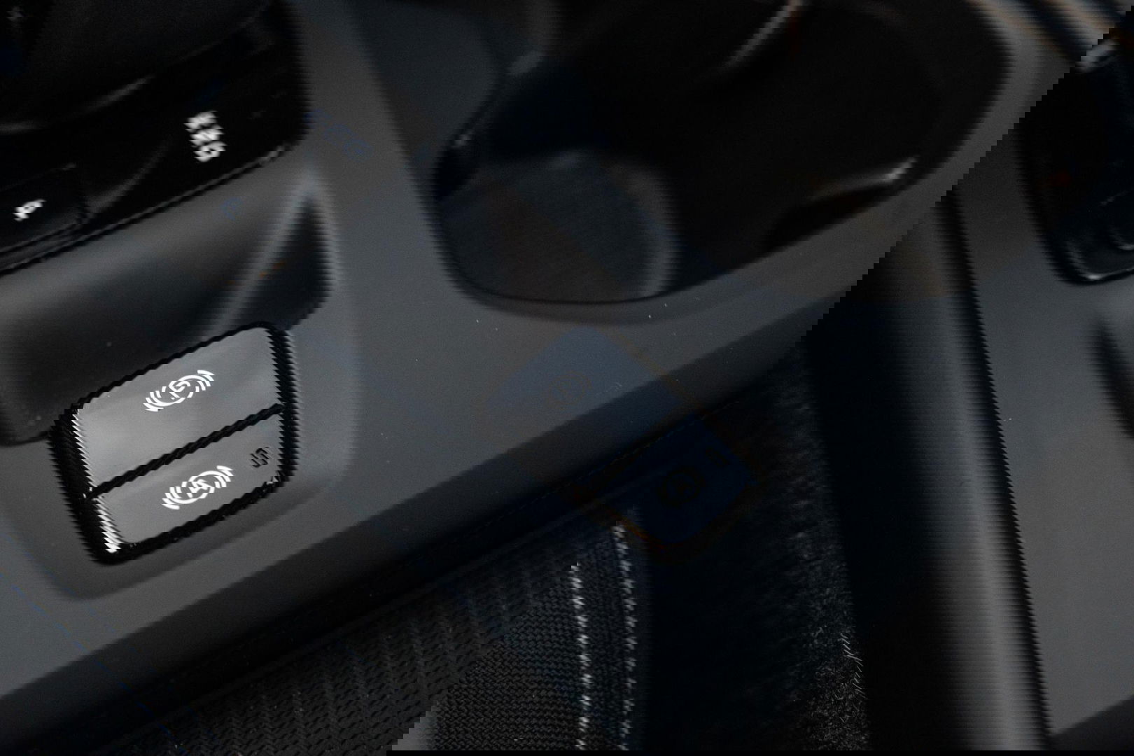 Volvo XC40 1.5 T4 Recharge Inscription Expression AUTOMAAT / PLUG IN HYBRID / NAVI / STOELVERWARMING / CAMERA