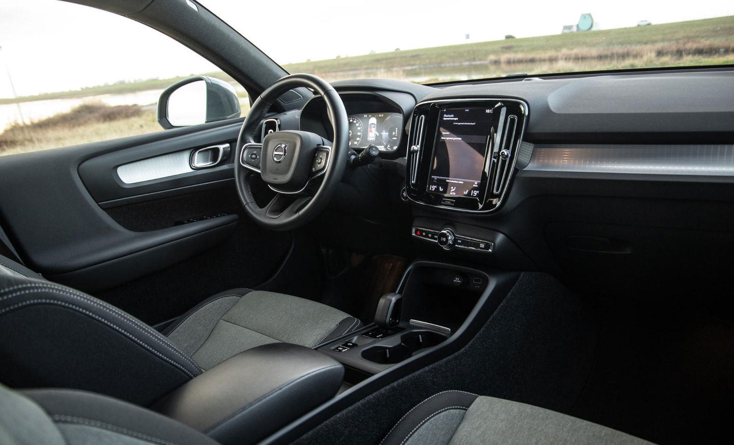 Volvo XC40 1.5 T4 Recharge Inscription Expression AUTOMAAT / PLUG IN HYBRID / NAVI / STOELVERWARMING / CAMERA