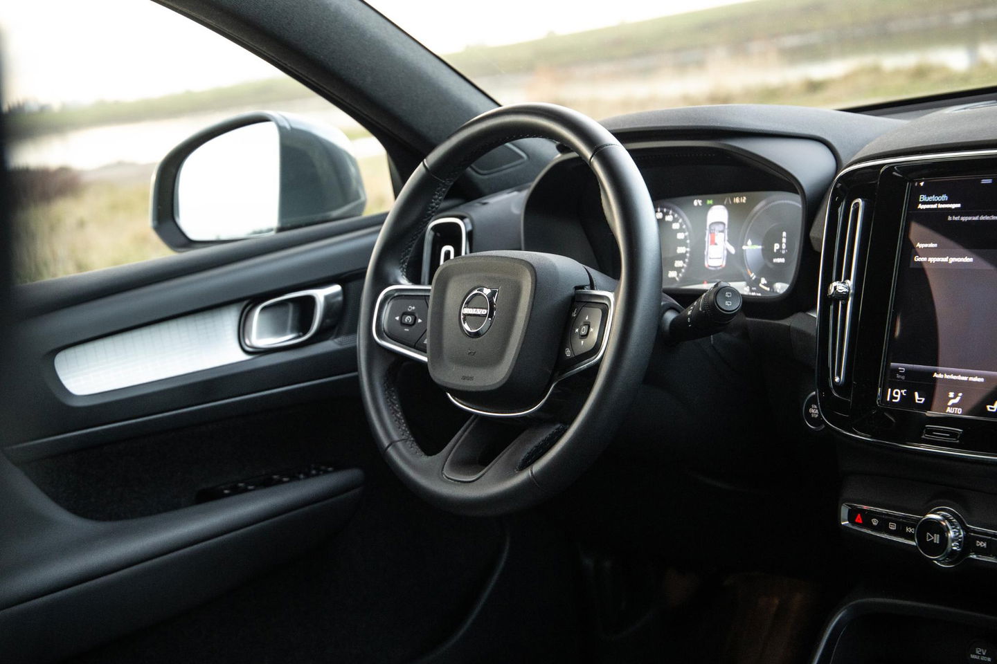 Volvo XC40 1.5 T4 Recharge Inscription Expression AUTOMAAT / PLUG IN HYBRID / NAVI / STOELVERWARMING / CAMERA