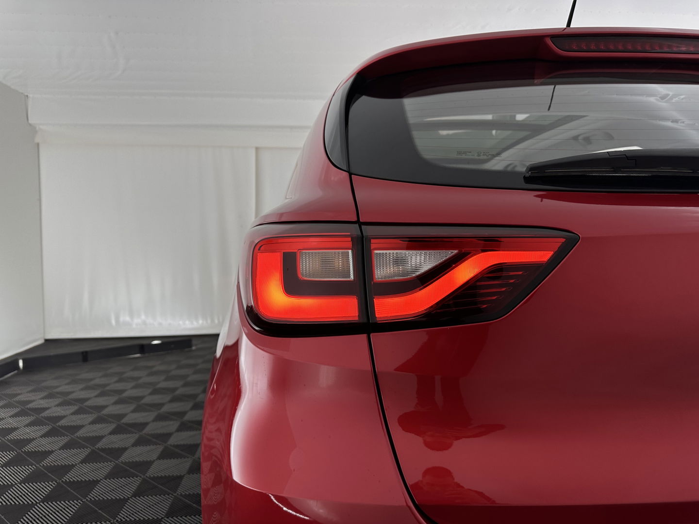 MG ZS EV Luxury 45 kWh {SOH-91%} (INCL-BTW) Aut. *PANO | LEATHER | CCS-FASTLOADER | KEYLESS | NAVI-FULLMAP | ADAPTIVE-CRUISE | CAMERA | HEATED-SPORTSEATS | CARPLAY | BLINDSPOT | DAB | LANE-ASSIST | 17''ALU*