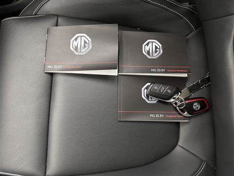 MG ZS EV Luxury 45 kWh {SOH-91%} (INCL-BTW) Aut. *PANO | LEATHER | CCS-FASTLOADER | KEYLESS | NAVI-FULLMAP | ADAPTIVE-CRUISE | CAMERA | HEATED-SPORTSEATS | CARPLAY | BLINDSPOT | DAB | LANE-ASSIST | 17''ALU*