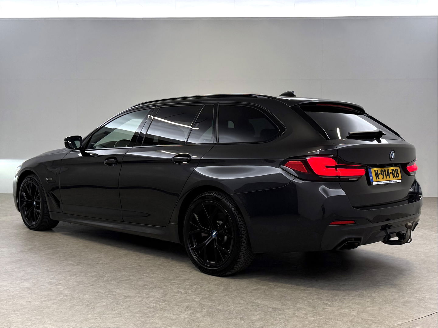 BMW 5 Serie 530e High Executive M-Sport | BMW Laser | Pano | SOH 85% | Sfeer | 360° | Memory | Virtual | HuD | Camera | Stoelverw. | Trekh.