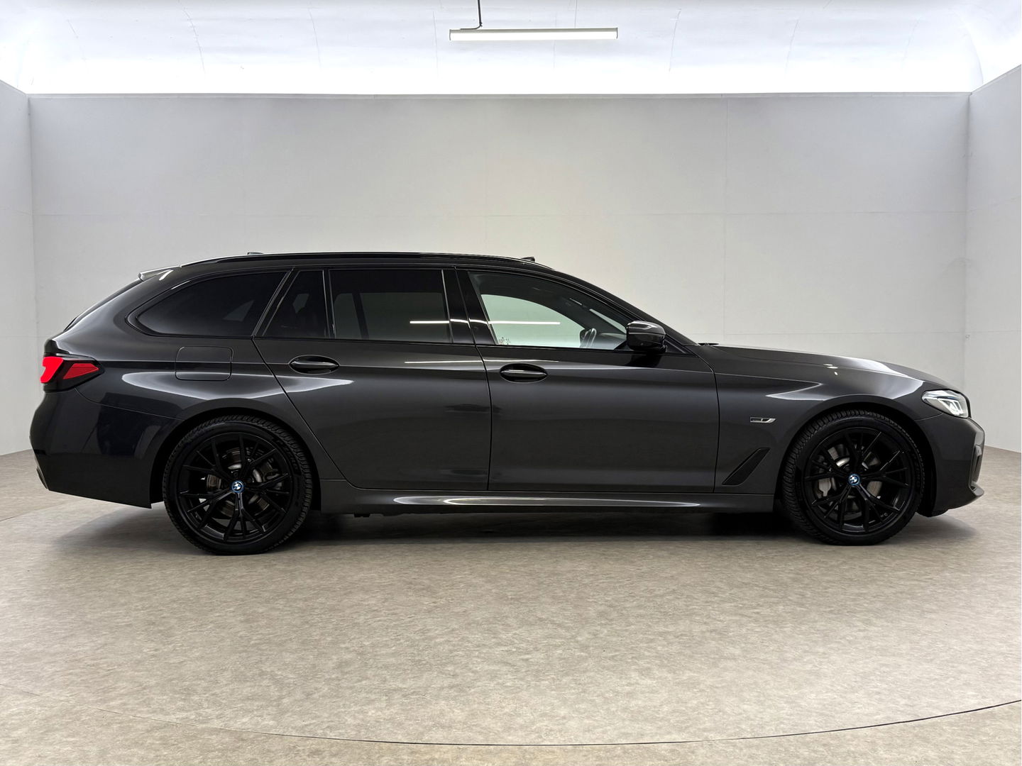 BMW 5 Serie 530e High Executive M-Sport | BMW Laser | Pano | SOH 85% | Sfeer | 360° | Memory | Virtual | HuD | Camera | Stoelverw. | Trekh.