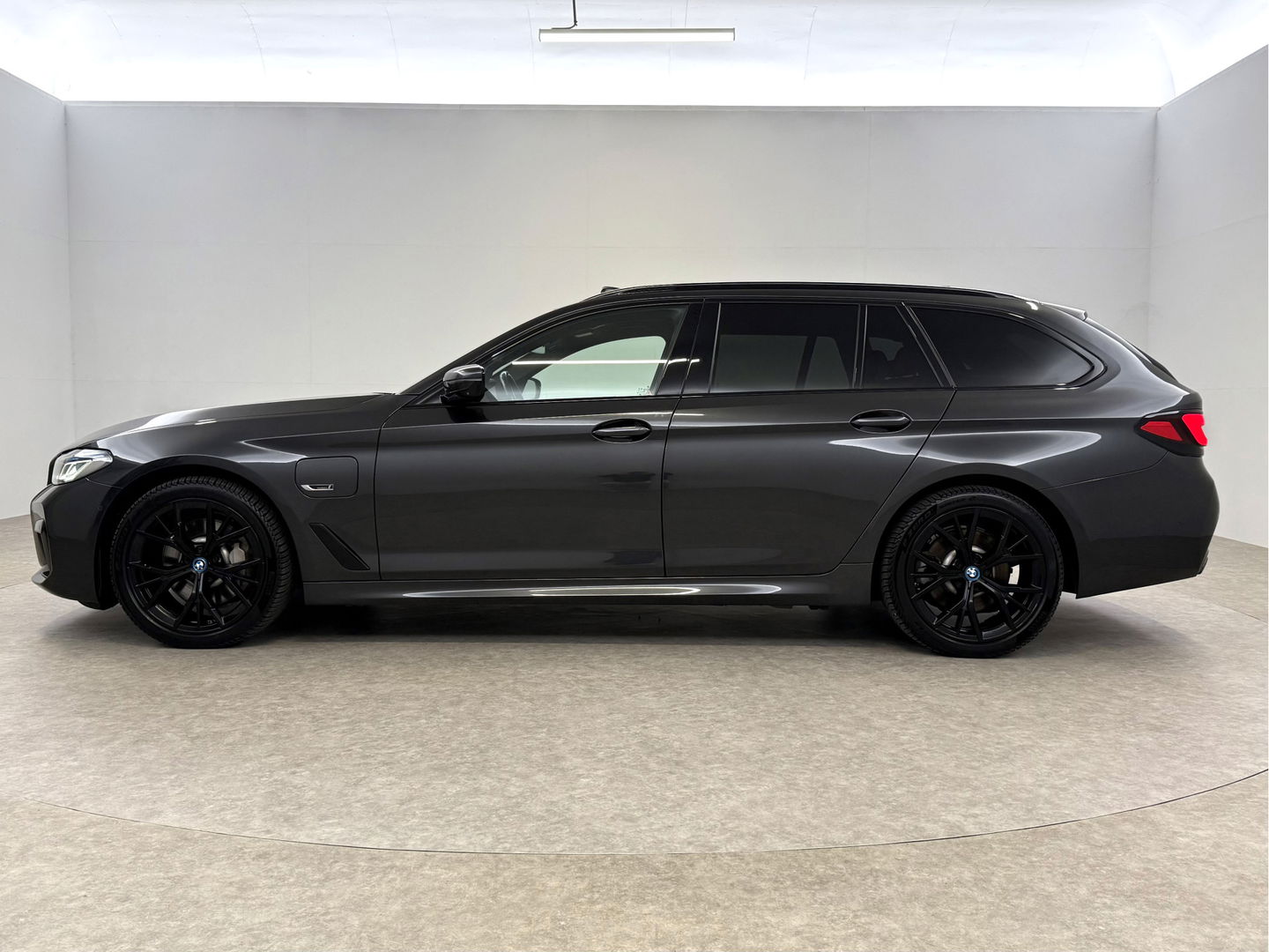 BMW 5 Serie 530e High Executive M-Sport | BMW Laser | Pano | SOH 85% | Sfeer | 360° | Memory | Virtual | HuD | Camera | Stoelverw. | Trekh.