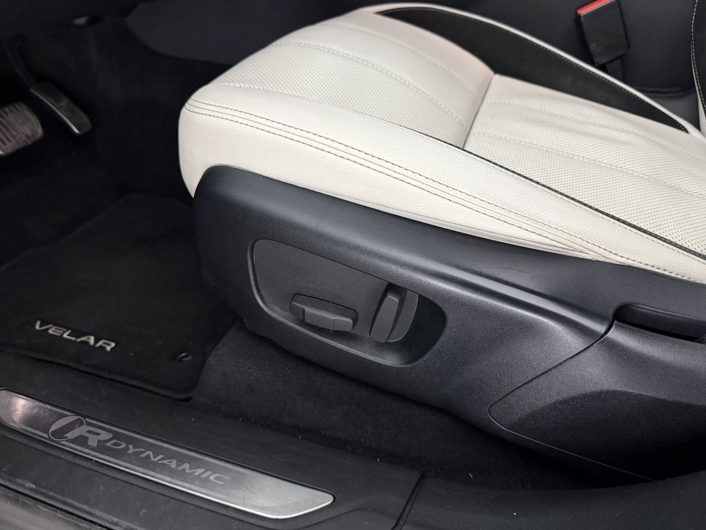 Land Rover Range Rover Velar 2.0 I4 AWD R-Dynamic HSE | Pano | Memory | Meridian | Virtual | Sfeer | Carplay | Camera | Stoelverw. | Keyless