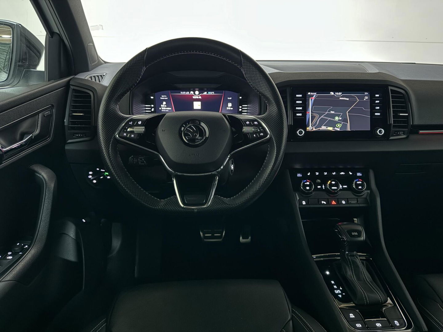 Škoda Karoq 1.5 TSI Sportline Pano Leer Carton Virtual Sfeer Trekh.