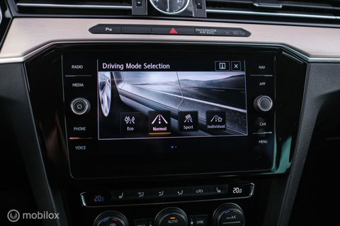 Volkswagen Passat Variant 1.4 TSI ACT Highline Business R | VC | ACC | Camera | Alcantara | Trekhaak | Dealer onderhouden | LED | Rijklaar |