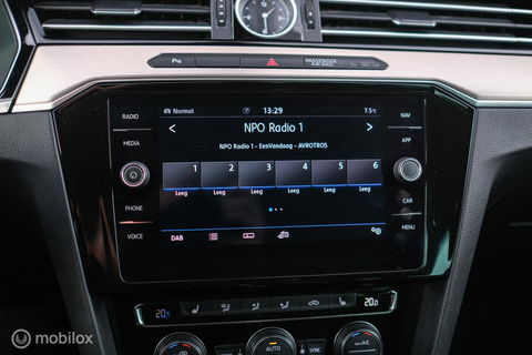 Volkswagen Passat Variant 1.4 TSI ACT Highline Business R | VC | ACC | Camera | Alcantara | Trekhaak | Dealer onderhouden | LED | Rijklaar |