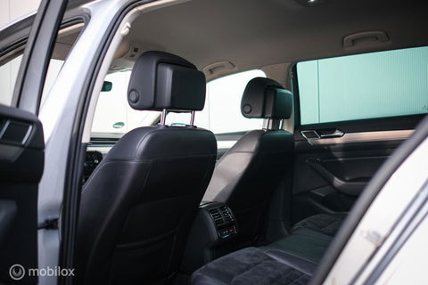 Volkswagen Passat Variant 1.4 TSI ACT Highline Business R | VC | ACC | Camera | Alcantara | Trekhaak | Dealer onderhouden | LED | Rijklaar |
