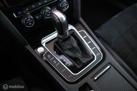 Volkswagen Passat Variant 1.4 TSI ACT Highline Business R | VC | ACC | Camera | Alcantara | Trekhaak | Dealer onderhouden | LED | Rijklaar |