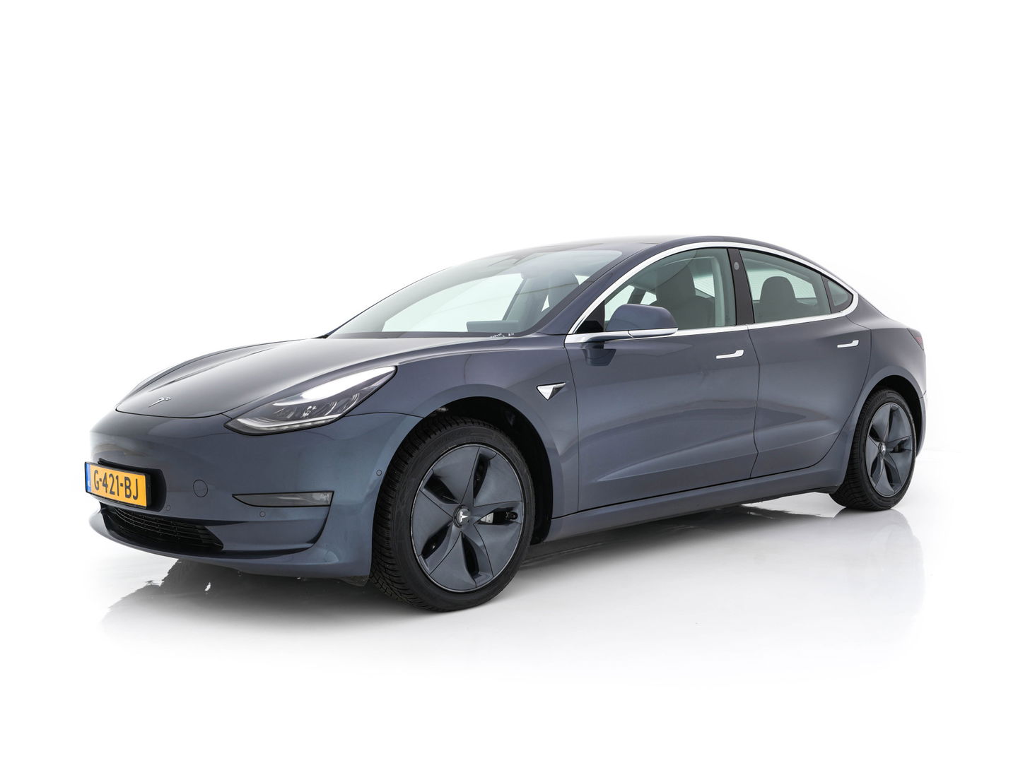 Tesla Model 3 Standard RWD Plus 60 kWh [ 3-Fase-11Kw ] {SOH-88%} (INCL-BTW) Aut. *PANO | AUTO-PILOT | LEATHER | KEYLESS | FULL-LED | MEMORY-PACK | SURROUND-VIEW | DAB | CARPLAY | DIGI-COCKPIT | LANE-ASSIST | COMFORTSEATS | 18"ALU*