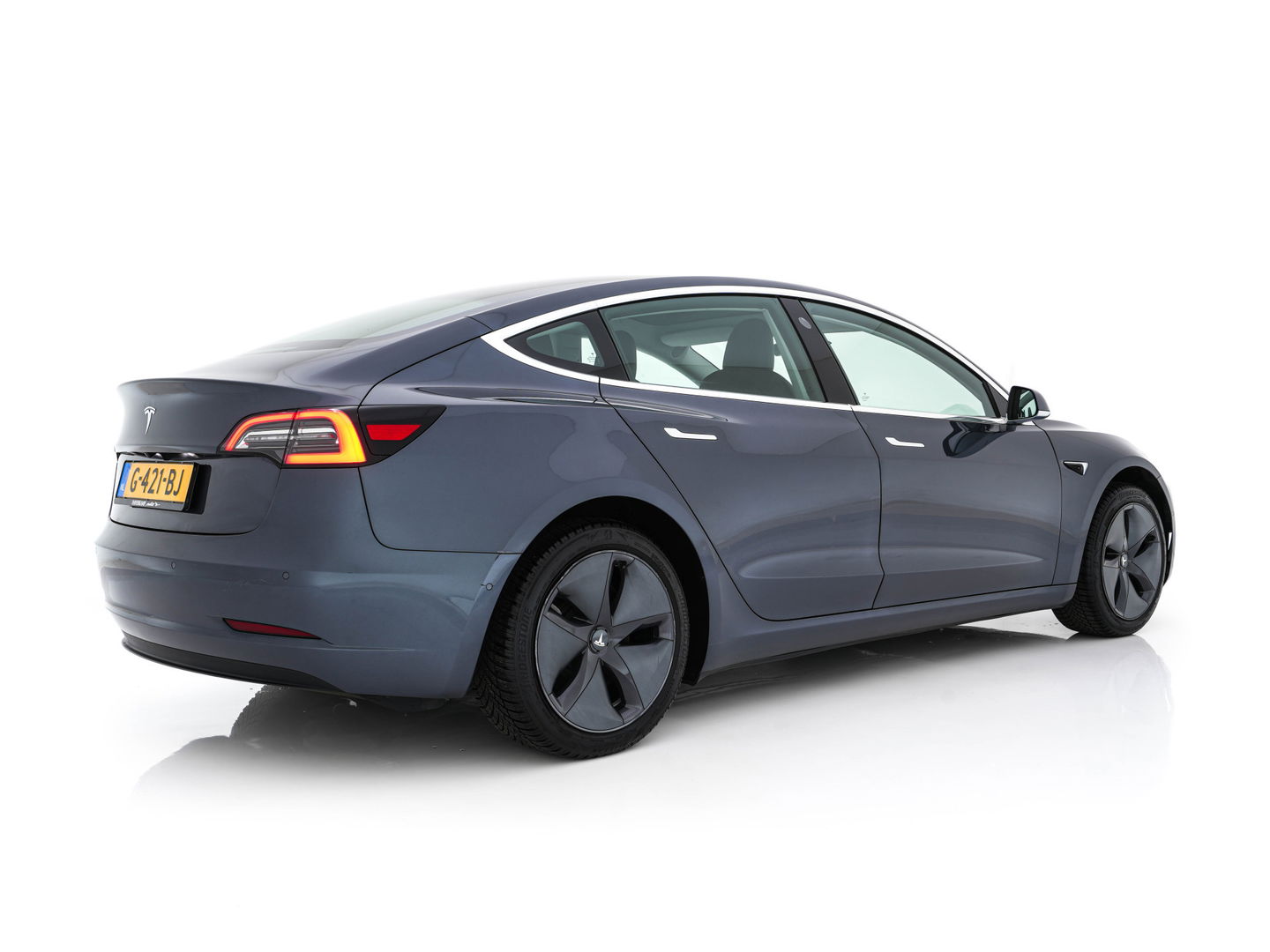 Tesla Model 3 Standard RWD Plus 60 kWh [ 3-Fase-11Kw ] {SOH-88%} (INCL-BTW) Aut. *PANO | AUTO-PILOT | LEATHER | KEYLESS | FULL-LED | MEMORY-PACK | SURROUND-VIEW | DAB | CARPLAY | DIGI-COCKPIT | LANE-ASSIST | COMFORTSEATS | 18"ALU*
