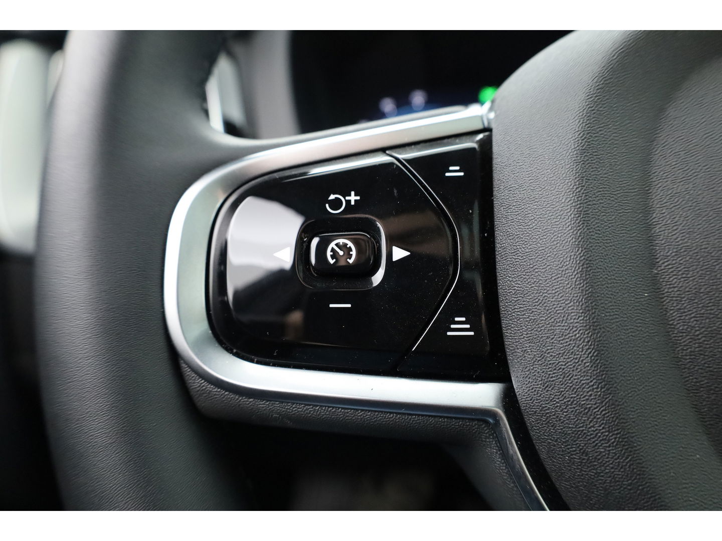 Volvo XC60 2.0 T6 Plug-in hybrid AWD Ultra Black Edition | Head-up| Pano | 360 camera | Geluidsisolerend glas | 4x  stoel- + stuurverwarwarming |