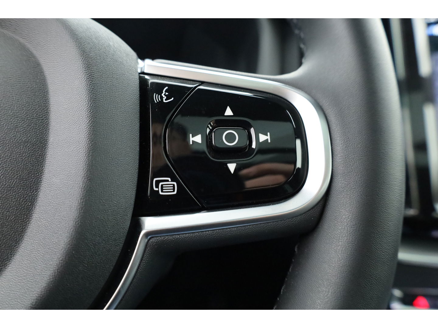 Volvo XC60 2.0 T6 Plug-in hybrid AWD Ultra Black Edition | Head-up| Pano | 360 camera | Geluidsisolerend glas | 4x  stoel- + stuurverwarwarming |