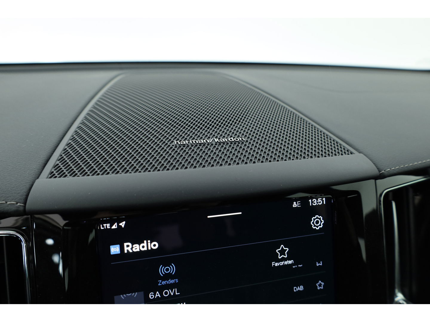 Volvo XC60 2.0 T6 Plug-in hybrid AWD Ultra Black Edition | Head-up| Pano | 360 camera | Geluidsisolerend glas | 4x  stoel- + stuurverwarwarming |