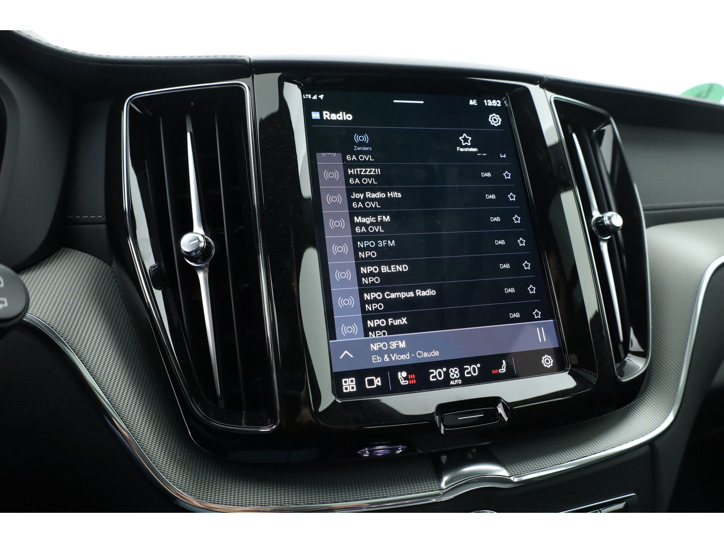 Volvo XC60 2.0 T6 Plug-in hybrid AWD Ultra Black Edition | Head-up| Pano | 360 camera | Geluidsisolerend glas | 4x  stoel- + stuurverwarwarming |