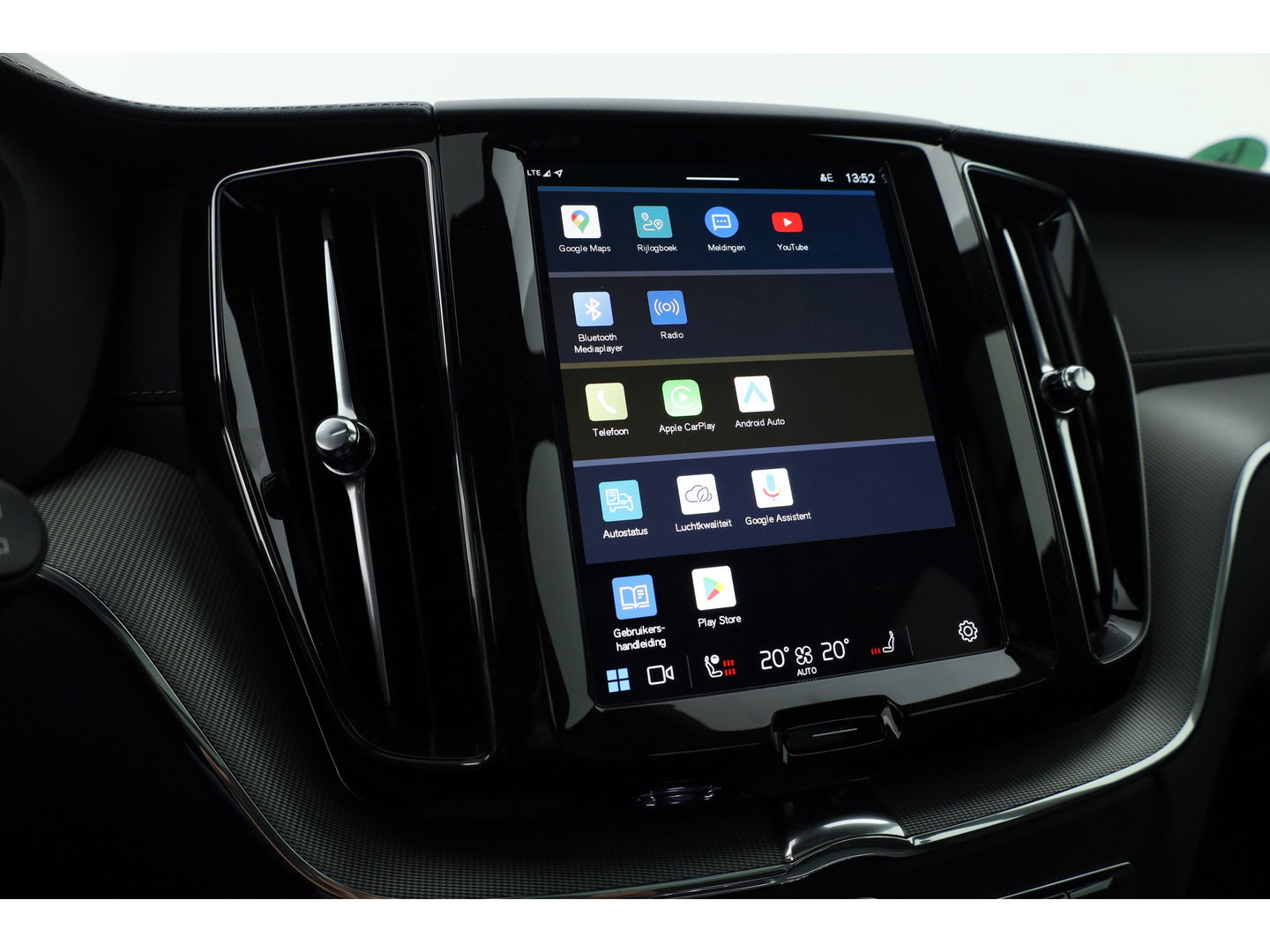 Volvo XC60 2.0 T6 Plug-in hybrid AWD Ultra Black Edition | Head-up| Pano | 360 camera | Geluidsisolerend glas | 4x  stoel- + stuurverwarwarming |