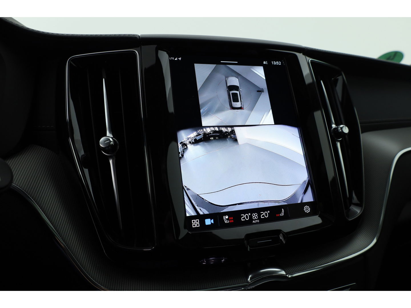 Volvo XC60 2.0 T6 Plug-in hybrid AWD Ultra Black Edition | Head-up| Pano | 360 camera | Geluidsisolerend glas | 4x  stoel- + stuurverwarwarming |