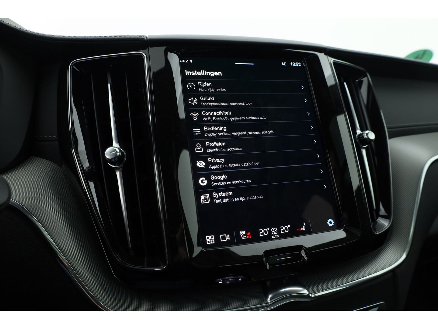 Volvo XC60 2.0 T6 Plug-in hybrid AWD Ultra Black Edition | Head-up| Pano | 360 camera | Geluidsisolerend glas | 4x  stoel- + stuurverwarwarming |