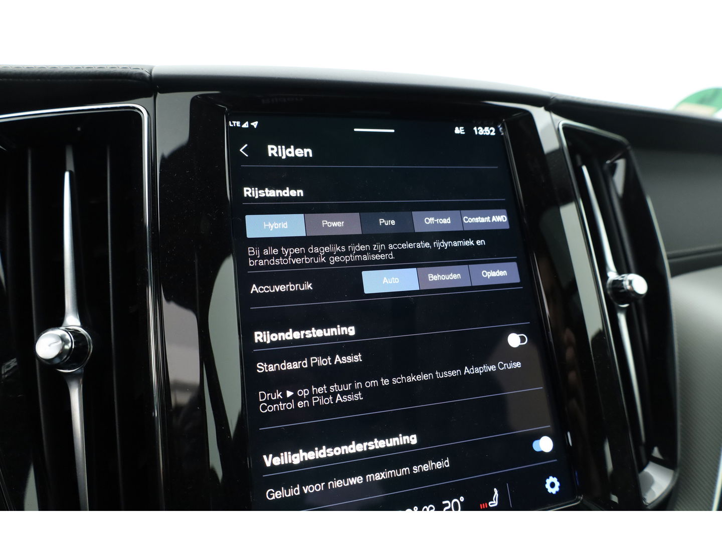 Volvo XC60 2.0 T6 Plug-in hybrid AWD Ultra Black Edition | Head-up| Pano | 360 camera | Geluidsisolerend glas | 4x  stoel- + stuurverwarwarming |