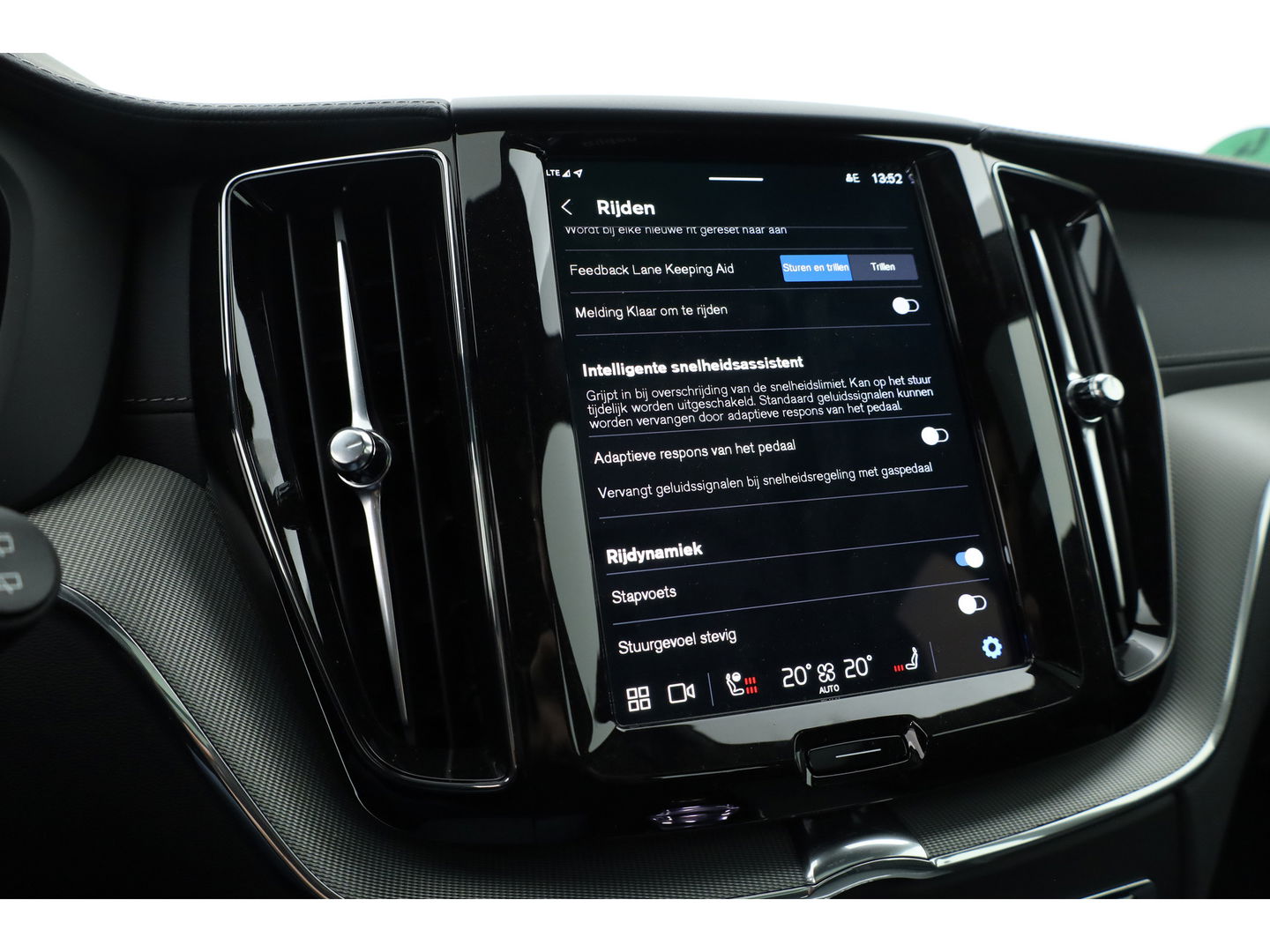 Volvo XC60 2.0 T6 Plug-in hybrid AWD Ultra Black Edition | Head-up| Pano | 360 camera | Geluidsisolerend glas | 4x  stoel- + stuurverwarwarming |