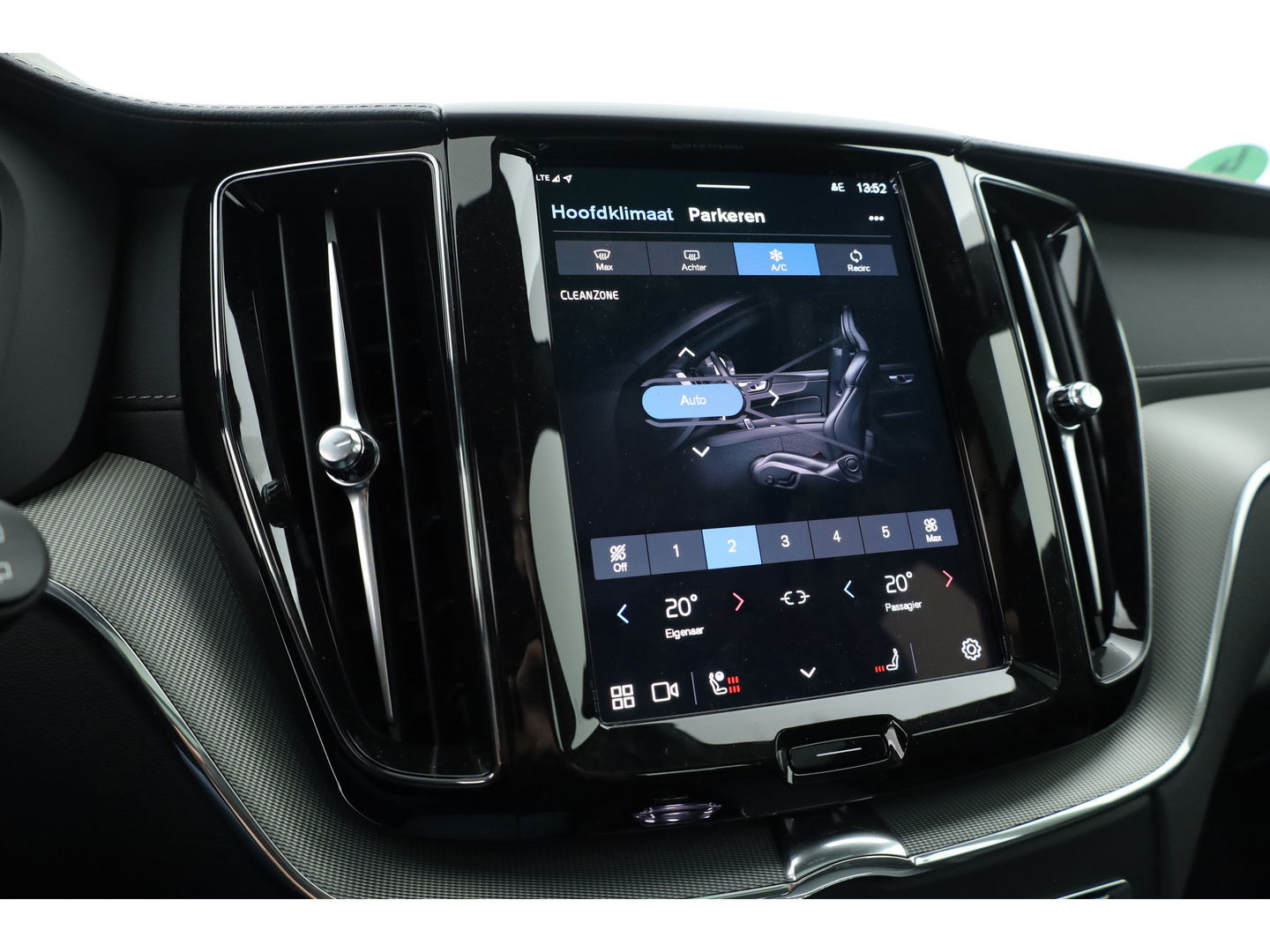 Volvo XC60 2.0 T6 Plug-in hybrid AWD Ultra Black Edition | Head-up| Pano | 360 camera | Geluidsisolerend glas | 4x  stoel- + stuurverwarwarming |