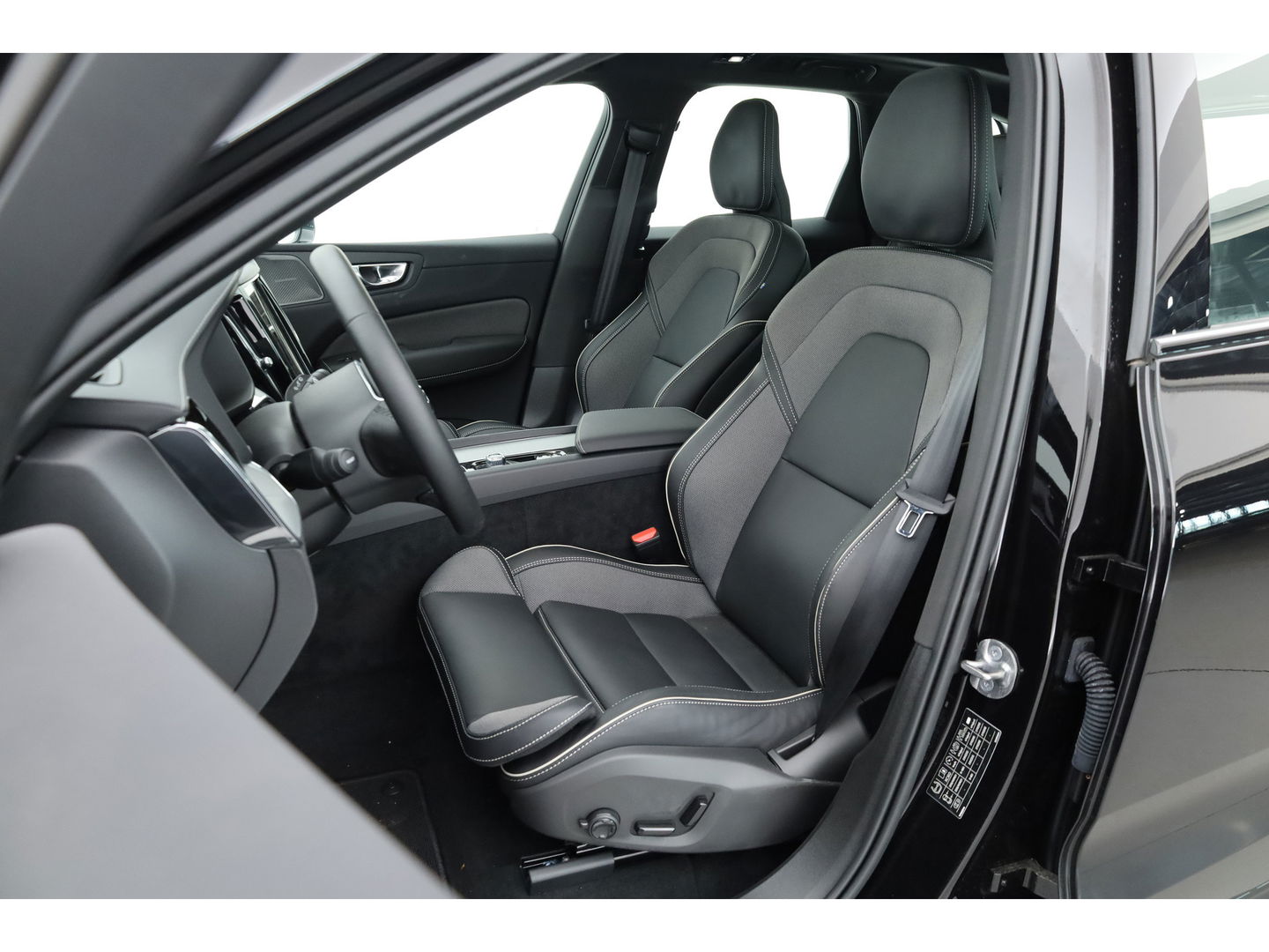 Volvo XC60 2.0 T6 Plug-in hybrid AWD Ultra Black Edition | Head-up| Pano | 360 camera | Geluidsisolerend glas | 4x  stoel- + stuurverwarwarming |