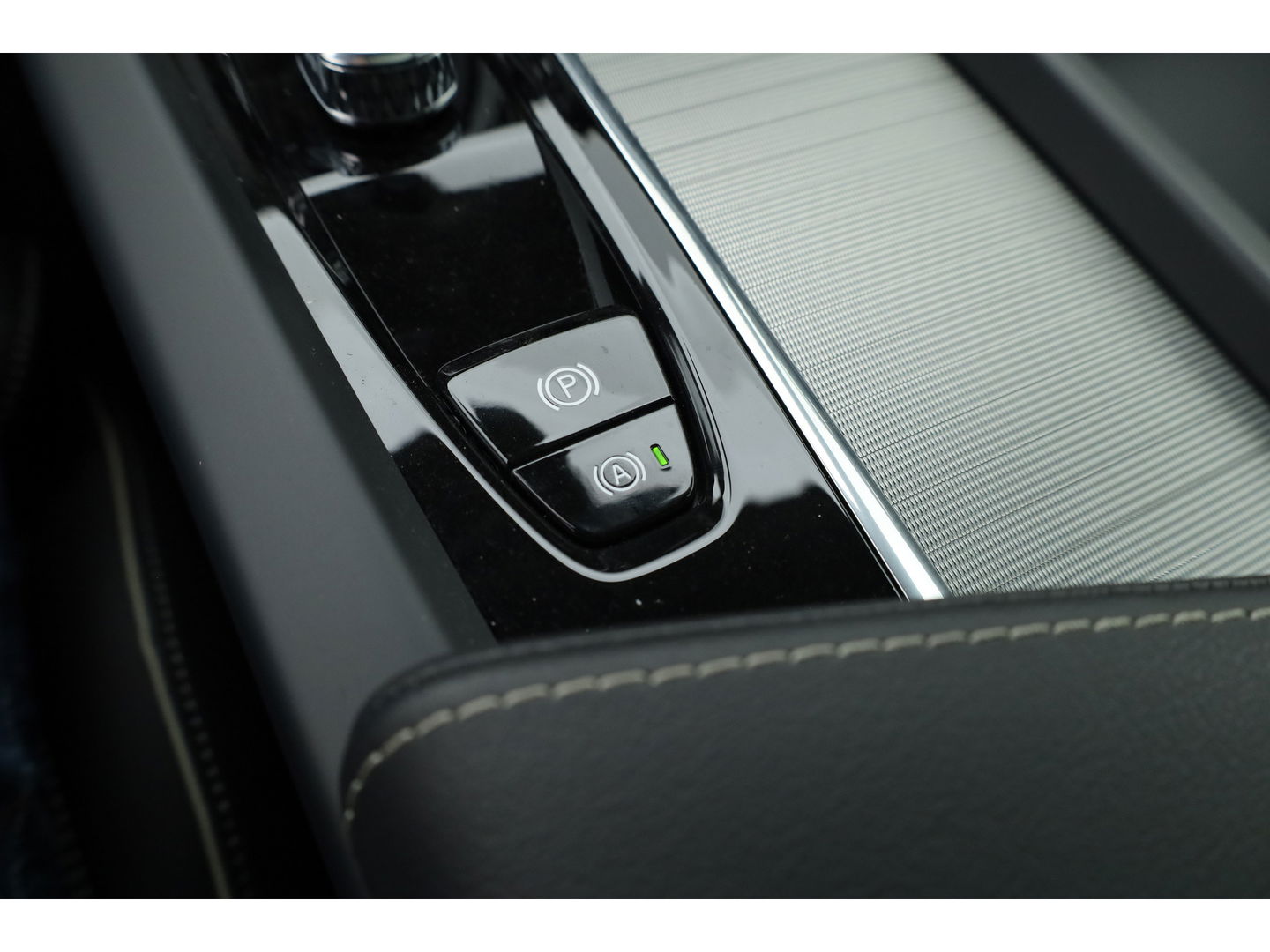 Volvo XC60 2.0 T6 Plug-in hybrid AWD Ultra Black Edition | Head-up| Pano | 360 camera | Geluidsisolerend glas | 4x  stoel- + stuurverwarwarming |