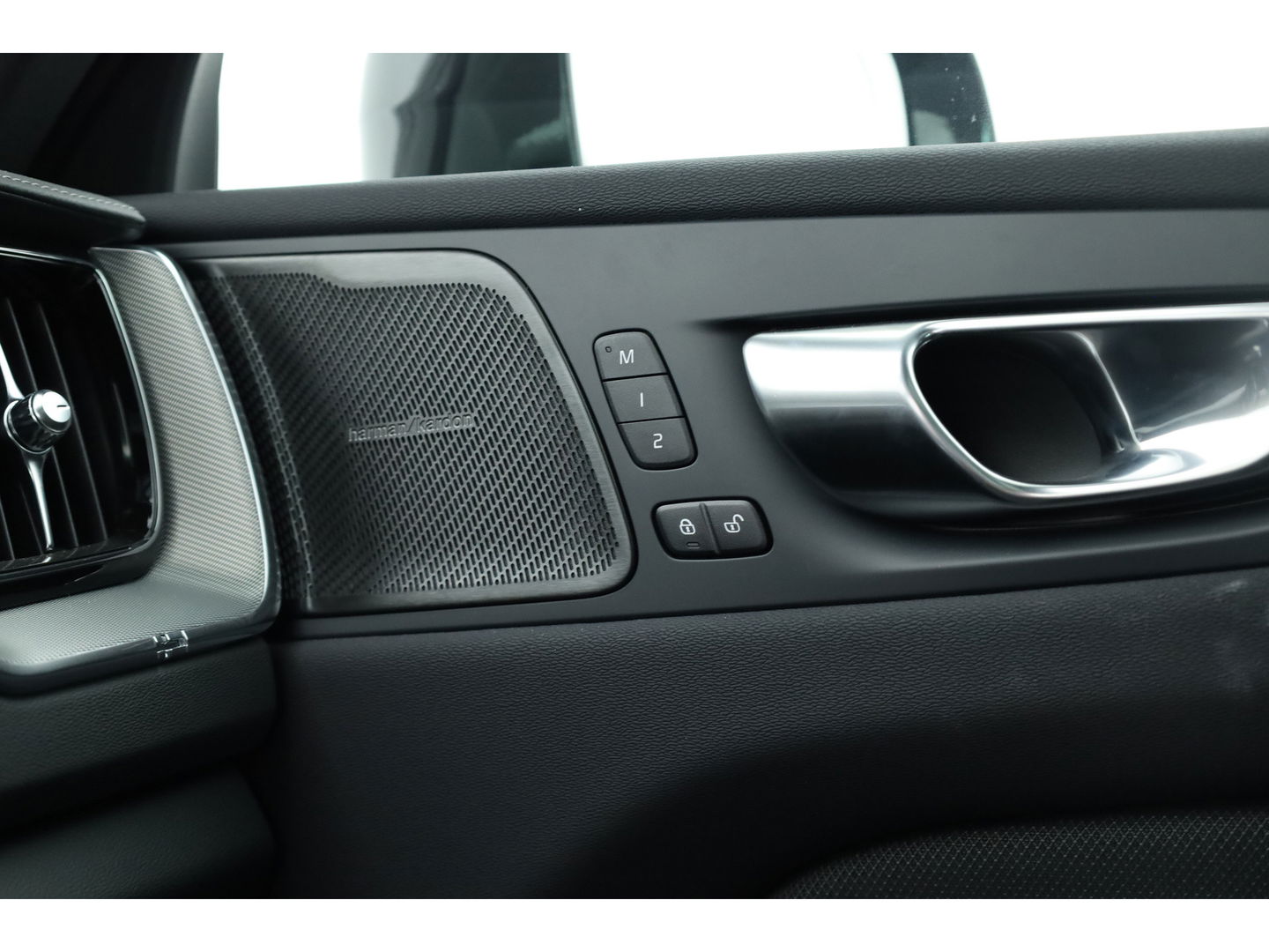 Volvo XC60 2.0 T6 Plug-in hybrid AWD Ultra Black Edition | Head-up| Pano | 360 camera | Geluidsisolerend glas | 4x  stoel- + stuurverwarwarming |