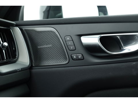Volvo XC60 2.0 T6 Plug-in hybrid AWD Ultra Black Edition | Head-up| Pano | 360 camera | Geluidsisolerend glas | 4x  stoel- + stuurverwarwarming |