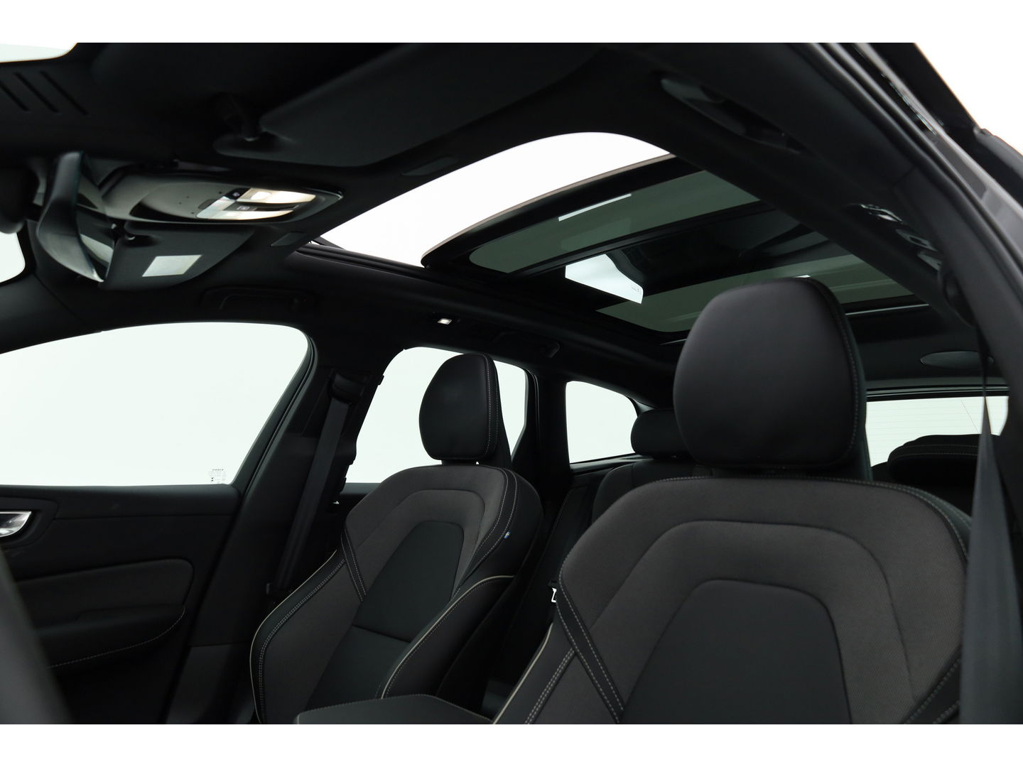 Volvo XC60 2.0 T6 Plug-in hybrid AWD Ultra Black Edition | Head-up| Pano | 360 camera | Geluidsisolerend glas | 4x  stoel- + stuurverwarwarming |