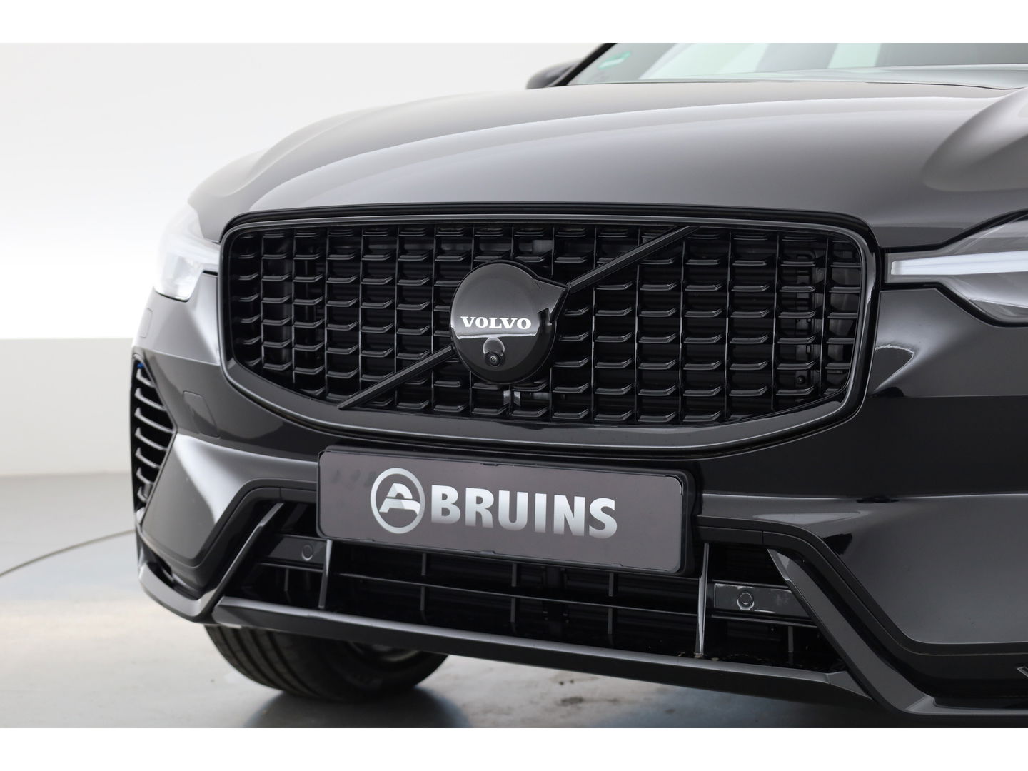 Volvo XC60 2.0 T6 Plug-in hybrid AWD Ultra Black Edition | Head-up| Pano | 360 camera | Geluidsisolerend glas | 4x  stoel- + stuurverwarwarming |