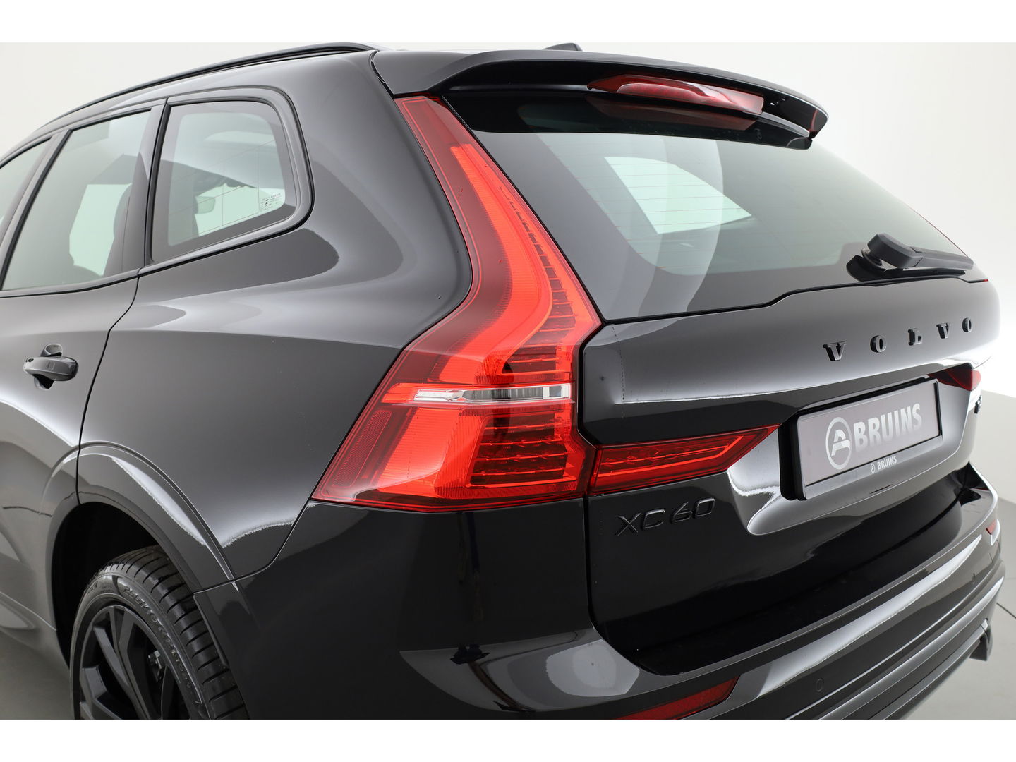 Volvo XC60 2.0 T6 Plug-in hybrid AWD Ultra Black Edition | Head-up| Pano | 360 camera | Geluidsisolerend glas | 4x  stoel- + stuurverwarwarming |