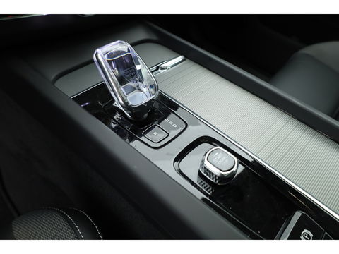 Volvo XC60 2.0 T6 Plug-in hybrid AWD Ultra Black Edition | Head-up| Pano | 360 camera | Geluidsisolerend glas | 4x  stoel- + stuurverwarwarming |