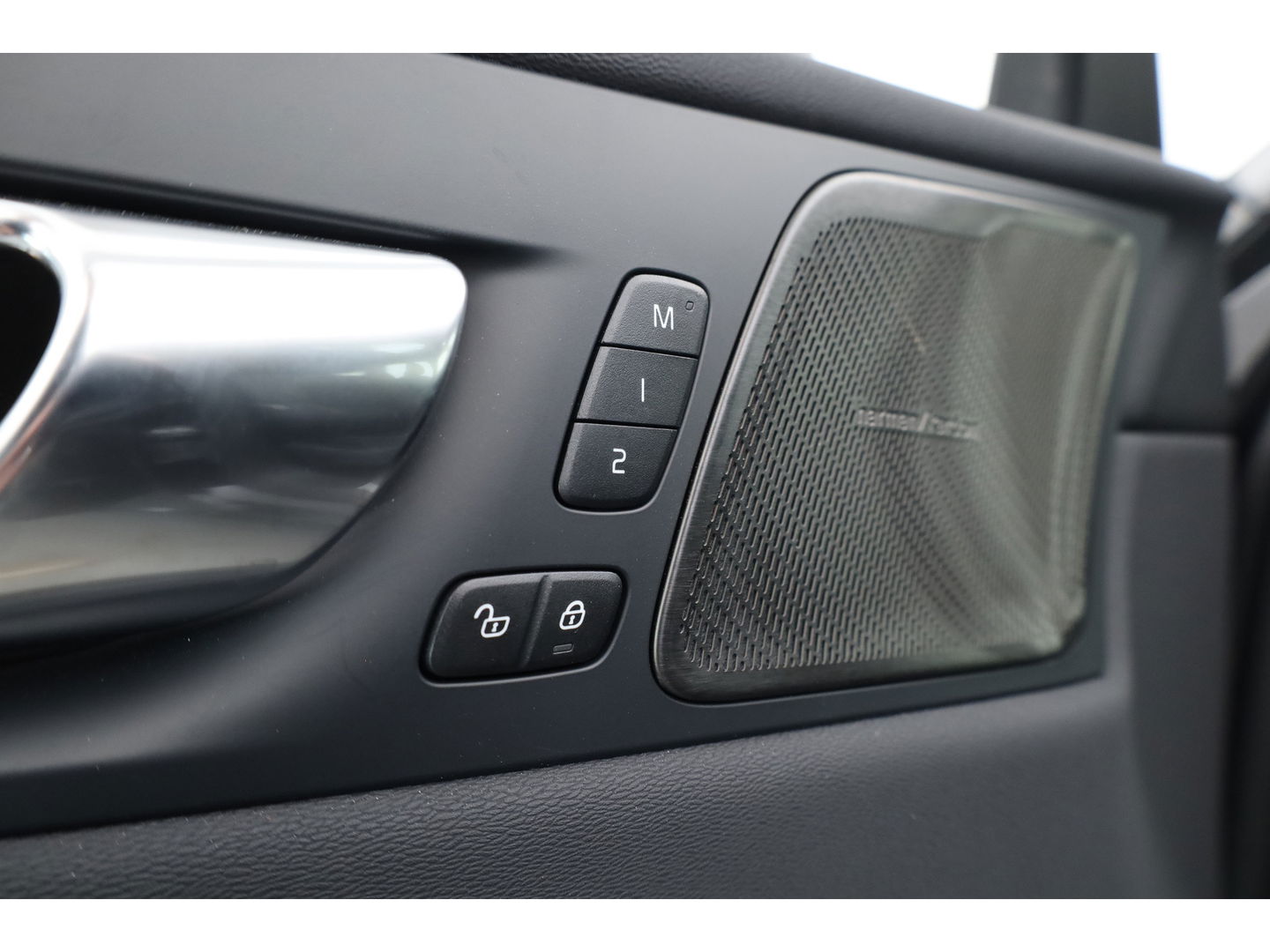 Volvo XC60 2.0 T6 Plug-in hybrid AWD Ultra Black Edition | Head-up| Pano | 360 camera | Geluidsisolerend glas | 4x  stoel- + stuurverwarwarming |