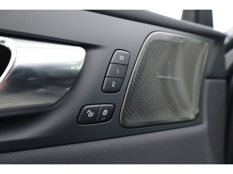 Volvo XC60 2.0 T6 Plug-in hybrid AWD Ultra Black Edition | Head-up| Pano | 360 camera | Geluidsisolerend glas | 4x  stoel- + stuurverwarwarming |