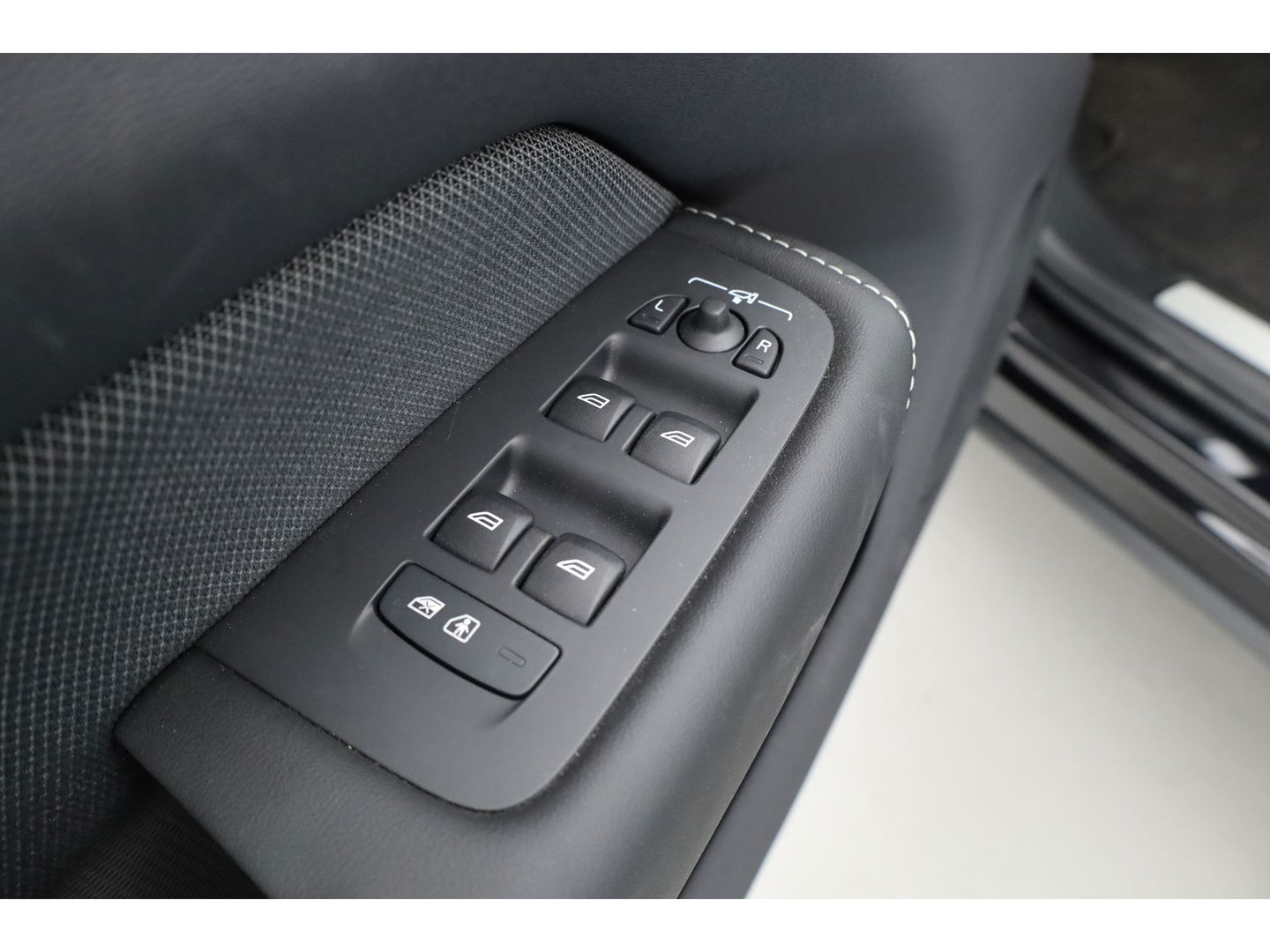 Volvo XC60 2.0 T6 Plug-in hybrid AWD Ultra Black Edition | Head-up| Pano | 360 camera | Geluidsisolerend glas | 4x  stoel- + stuurverwarwarming |