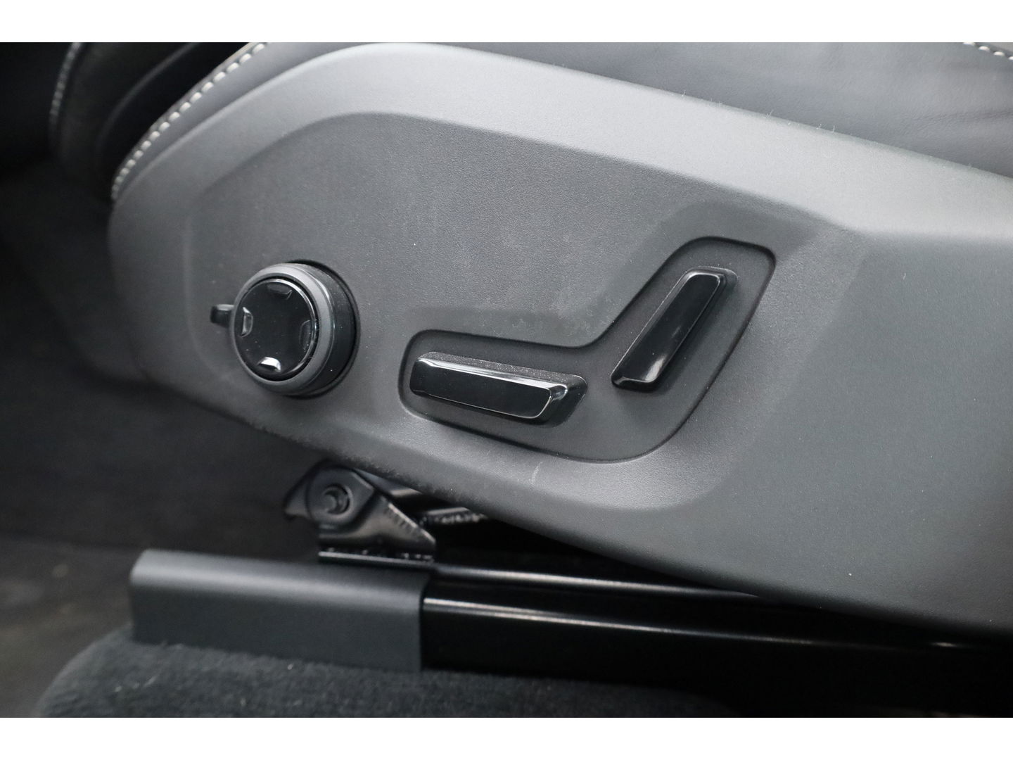 Volvo XC60 2.0 T6 Plug-in hybrid AWD Ultra Black Edition | Head-up| Pano | 360 camera | Geluidsisolerend glas | 4x  stoel- + stuurverwarwarming |