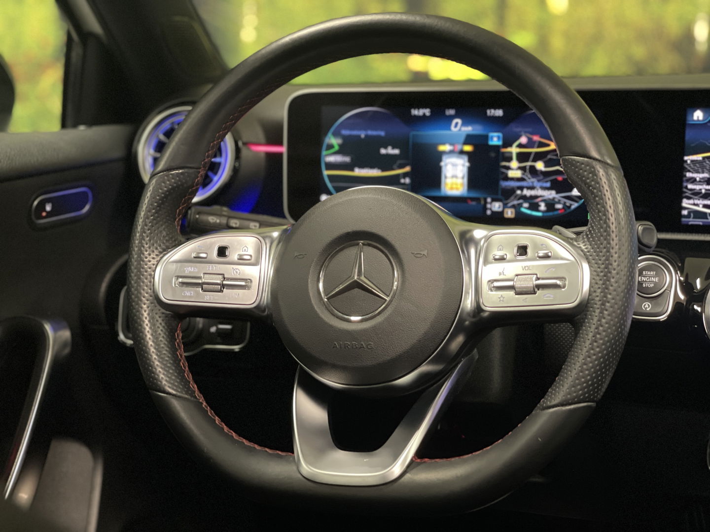 Mercedes-Benz A-Klasse 250 Premium | AMG styling | Panorama dak | Led | Sfeerverlichting | Stoelverwarming | Wide screen | Airconditioning |